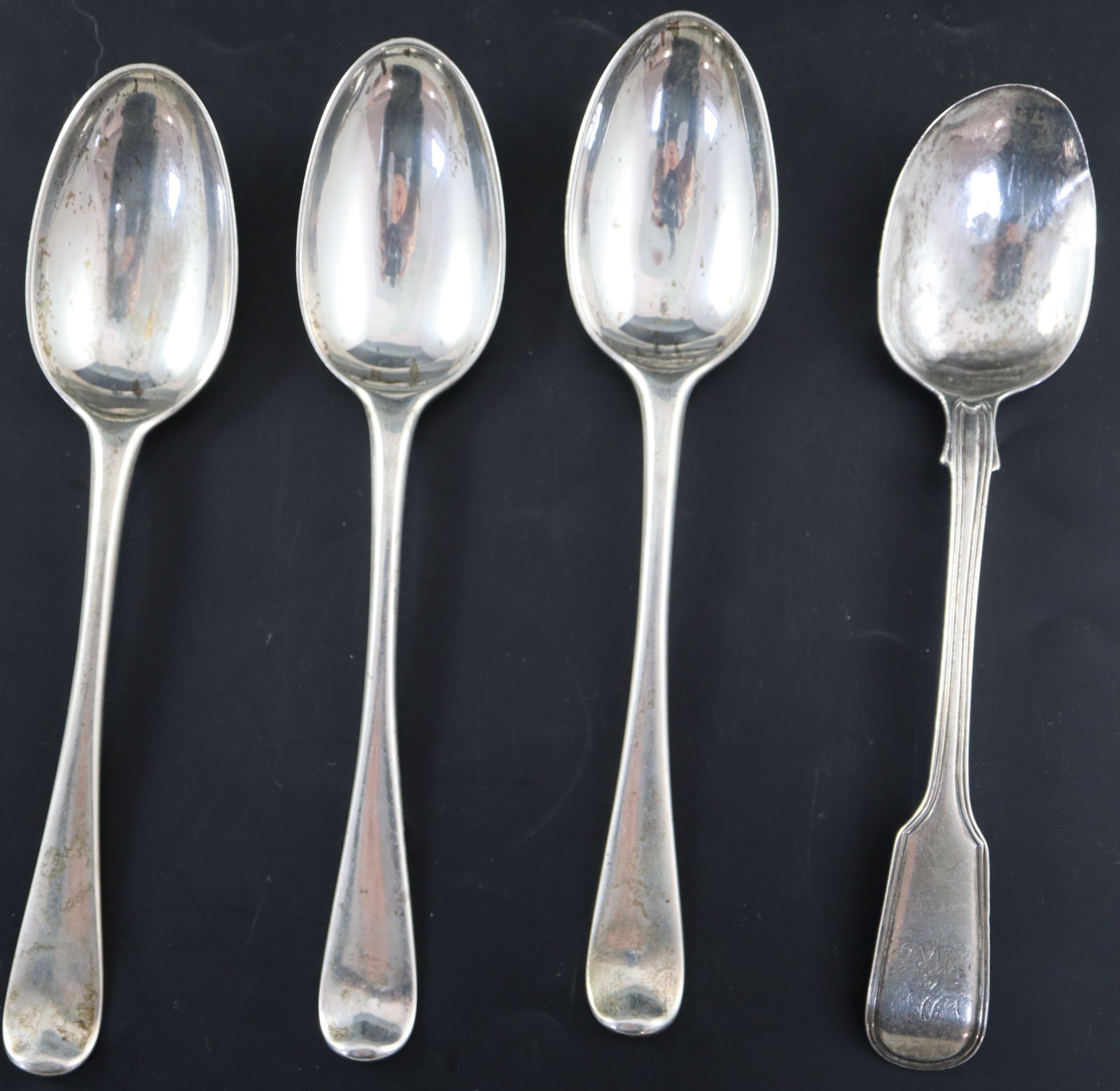 A George III silver fiddle and thread pattern fish slice, London, 1811 and six assorted silver spoons, 16.5oz.